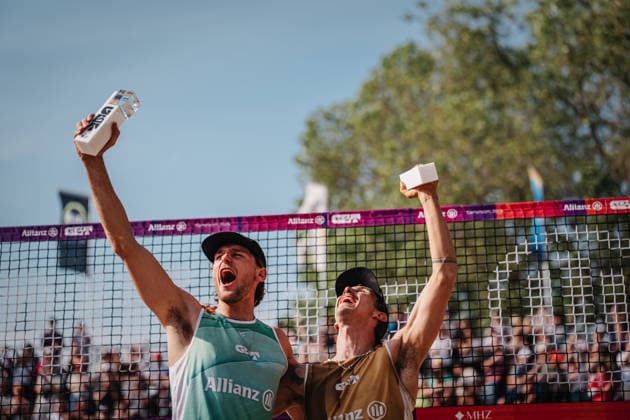Beach volleyball men Allianz German Beach Tour 2026 Tourstop Düsseldorf 10 05 2026 f l Paul Henning and Lukas Pfretzschner win the tournament in Düsseldorf and cheer Düsseldorf Robert Lehr Ufer Nordrhein Westfalen Germany