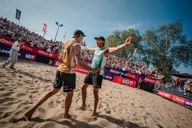 Beach volleyball men Allianz German Beach Tour 2026 Tourstop Düsseldorf 10 05 2026 v l Lukas Pfretzschner and Paul Henning win the tournament in Düsseldorf and cheer Düsseldorf Robert Lehr Ufer Nordrhein Westfalen Germany