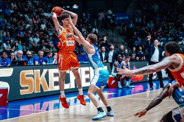 Diego Garavaglia ratiopharm Ulm, 23 , Ivan Crnjac Skyliners Frankfurt, 14 GER, Skyliners Frankfurt vs ratiopharm Ulm, easyCredit BBL, Bundesliga, Matchday 34, Season 2025 2026 10 05 2026 Eibner Pressefoto Attila Ziga GER, Skyliners Frankfurt vs ratiopharm Ulm, easyCredit BBL, Bundesliga, Matchday 34, Season 2025 2026 10 05 2026 Frankfurt am Main Copyright: xEibner-Pressefotox EP_AZA