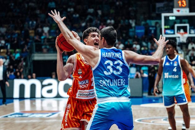 Diego Garavaglia ratiopharm Ulm, 23 , Ryan Hawkins Skyliners Frankfurt, 33 GER, Skyliners Frankfurt vs ratiopharm Ulm, easyCredit BBL, Bundesliga, Matchday 34, Season 2025 2026 10 05 2026 Eibner Pressefoto Attila Ziga GER, Skyliners Frankfurt vs ratiopharm Ulm, easyCredit BBL, Bundesliga, Matchday 34, Season 2025 2026 10 05 2026 Frankfurt am Main Copyright: xEibner-Pressefotox EP_AZA