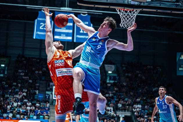Christian Sengfelder ratiopharm Ulm, 43 , Leif Zentgraf Skyliners Frankfurt, 09 GER, Skyliners Frankfurt vs ratiopharm Ulm, easyCredit BBL, Bundesliga, Matchday 34, Season 2025 2026 10 05 2026 Eibner Pressefoto Attila Ziga GER, Skyliners Frankfurt vs ratiopharm Ulm, easyCredit BBL, Bundesliga, Matchday 34, Season 2025 2026 10 05 2026 Frankfurt am Main Copyright: xEibner-Pressefotox EP_AZA