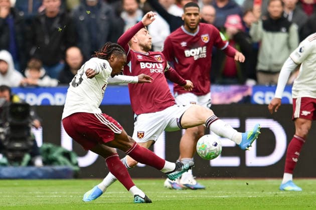 West Ham United v Arsenal, Premier League West Ham United forward Jarrod Bowen (20) blocks a shot from Arsenal forward Eberechi Eze (10) during the Premier League match between West Ham United and Arsenal at the London Stadium, London, UK on 10 May 2026. London London Stadium UK Editorial use only DataCo restrictions apply See www.football-dataco.com , Copyright: xDennisxGoodwinx PSI-24232-0026