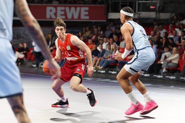 Justinian Jessup FC Bayern Basketball, 10 with ball with Nicholas Tischler EWE Baskets Oldenburg, 11 , GER, FC Bayern Basketball vs EWE Baskets Oldenburg, Basketball, easycredit Basketball Bundesliga, 34 Matchday, Season 2025 2026, 10 05 2026, GER, FC Bayern Basketball vs EWE Baskets Oldenburg, Basketball, easycredit Basketball Bundesliga, 34 Matchday, Season 2025 2026, 10 05 2026 Muenchen Copyright: xEibner-Pressefoto JennixMaulx EP_JML