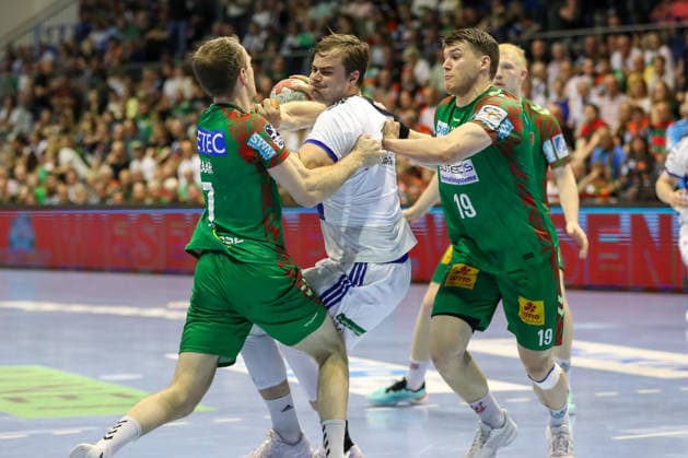10 05 2026, xgox, Handball Daikin HBL SC Magdeburg Handball Sport Verein Hamburg emspor, v l Felix Claar Magdeburg, 7 , Andreas Magaard Hamburg, 4 , Elvar Oern Jonsson Magdeburg, 19 duel, duel, fight, tackle Magdeburg