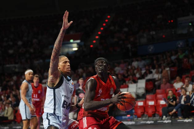 Wenyen Gabriel FC Bayern Basketball, 32 with ball with Michale Kyser EWE Baskets Oldenburg, 12 , GER, FC Bayern Basketball vs EWE Baskets Oldenburg, Basketball, easycredit Basketball Bundesliga, 34 Matchday, Season 2025 2026, 10 05 2026, GER, FC Bayern Basketball vs EWE Baskets Oldenburg, Basketball, easycredit Basketball Bundesliga, 34 Matchday, Season 2025 2026, 10 05 2026 Muenchen Copyright: xEibner-Pressefoto JennixMaulx EP_JML