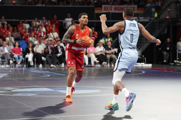 Xavier Rathan Mayes FC Bayern Basketball, 04 with ball with Kyle Lofton EWE Baskets Oldenburg, 00 , GER, FC Bayern Basketball vs EWE Baskets Oldenburg, Basketball, easycredit Basketball Bundesliga, 34 Matchday, Season 2025 2026, 10 05 2026, GER, FC Bayern Basketball vs EWE Baskets Oldenburg, Basketball, easycredit Basketball Bundesliga, 34 Matchday, Season 2025 2026, 10 05 2026 Munich Copyright: xEibner-Pressefoto JennixMaulx EP_JML