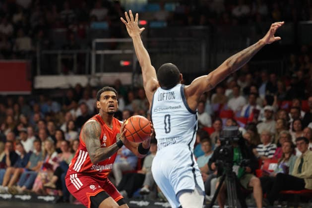 Xavier Rathan Mayes FC Bayern Basketball, 04 with ball with Kyle Lofton EWE Baskets Oldenburg, 00 , GER, FC Bayern Basketball vs EWE Baskets Oldenburg, Basketball, easycredit Basketball Bundesliga, 34 Matchday, Season 2025 2026, 10 05 2026, GER, FC Bayern Basketball vs EWE Baskets Oldenburg, Basketball, easycredit Basketball Bundesliga, 34 Matchday, Season 2025 2026, 10 05 2026 Munich Copyright: xEibner-Pressefoto JennixMaulx EP_JML