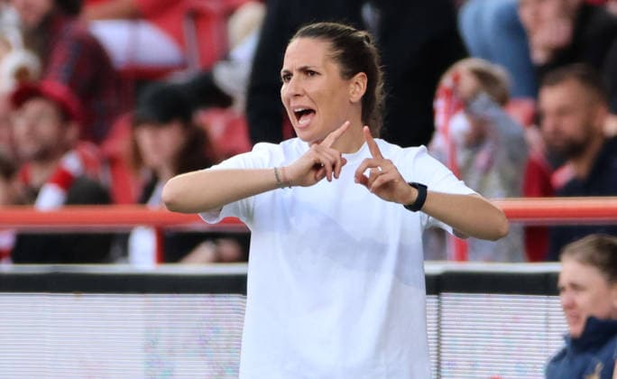 Coach Eva Maria Virsinger gives instructions Action upper body Sport Football Soccer 1 Bundesliga Women Women 25 Matchday Season 2025 2026 10 05 2026 1 FC Union Berlin vs TSG Hoffenheim DFL regulations prohibit any use of photographs as image sequences and or quasi video