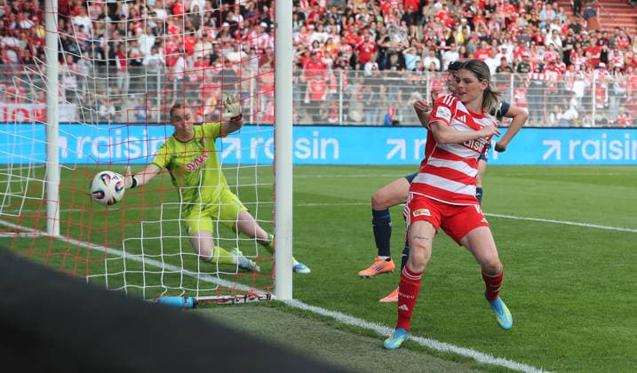 Goalkeeper Laura Dick, Eileen Campbell narrowly misses the goal duel Match scene Action Sport Football Soccer 1 Bundesliga Women Women 25 Matchday Season 2025 2026 10 05 2026 1 FC Union Berlin vs TSG Hoffenheim DFL regulations prohibit any use of photographs as image sequences and or quasi video