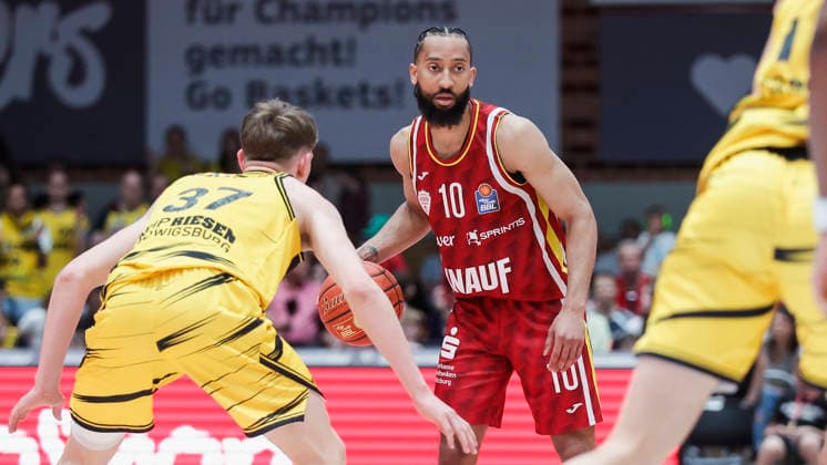 In the picture from left Julis Baumer MHP RIESEN Ludwigsburg, 37 against Davion Mintz Wuerzburg Baskets, 10 on the ball 10 05 2026, Basketball, Fitness First Wuerzburg Baskets vs MHP Riesen Ludwigsburg, easyCredit BBL, 34 Matchday, Germany, 97072, tectake Arena Wuerzburg, Copyright: HMBxMedia xJulienxBecker