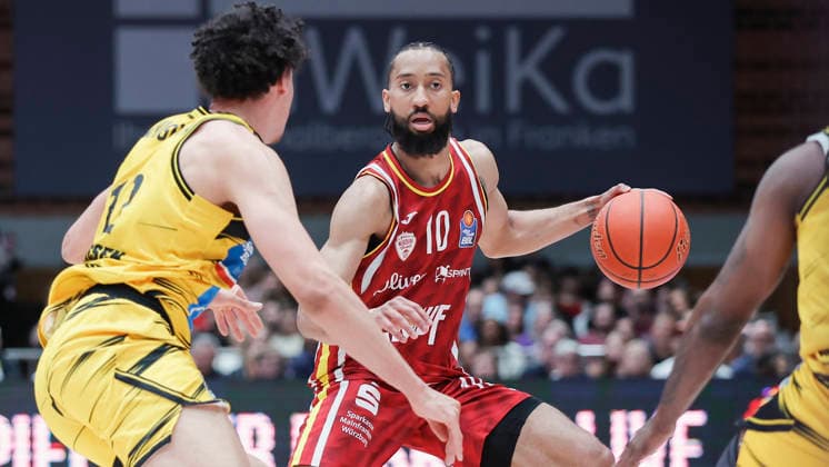 In the picture from left Lenny Anigbata MHP RIESEN Ludwigsburg, 12 against Davion Mintz Wuerzburg Baskets, 10 on the ball 10 05 2026, Basketball, Fitness First Wuerzburg Baskets vs MHP Riesen Ludwigsburg, easyCredit BBL, 34 Matchday, Germany, 97072, tectake Arena Wuerzburg, Copyright: HMBxMedia xJulienxBecker