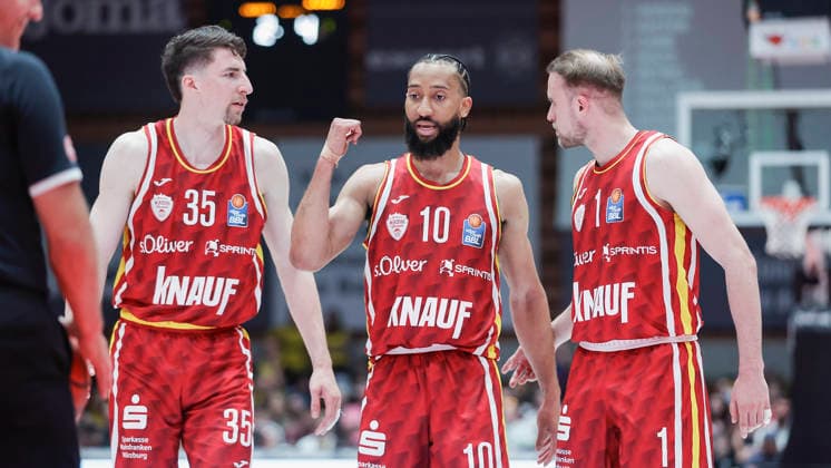 In the picture from left Alen Pjanic Wuerzburg Baskets, 35 , Davion Mintz Wuerzburg Baskets, 10 and Lukas Herzog Wuerzburg Baskets, 1 discuss 10 05 2026, Basketball, Fitness First Wuerzburg Baskets vs MHP Riesen Ludwigsburg, easyCredit BBL, Matchday 34, Germany, 97072, tectake Arena Wuerzburg, Copyright: HMBxMedia xJulienxBecker