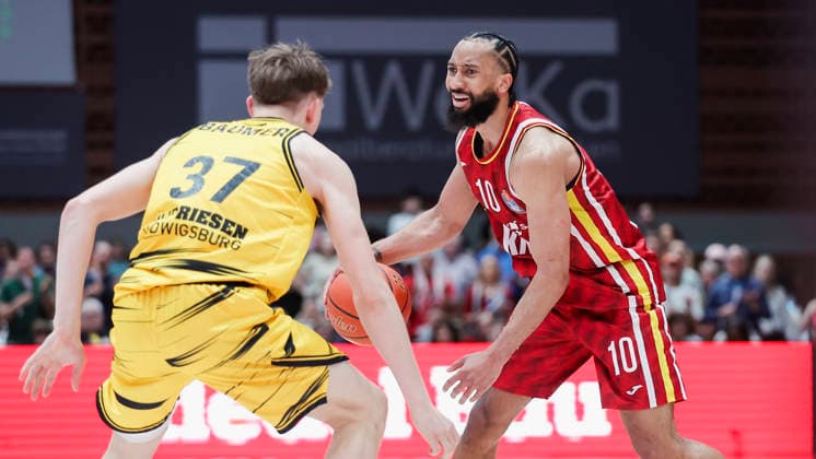 In the picture from left Julis Baumer MHP RIESEN Ludwigsburg, 37 against Davion Mintz Wuerzburg Baskets, 10 on the ball 10 05 2026, Basketball, Fitness First Wuerzburg Baskets vs MHP Riesen Ludwigsburg, easyCredit BBL, 34 Matchday, Germany, 97072, tectake Arena Wuerzburg, Copyright: HMBxMedia xJulienxBecker