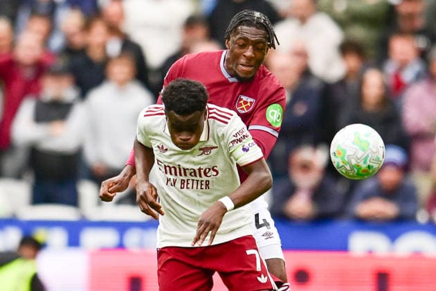 West Ham United v Arsenal, Premier League West Ham United defender (on loan from Chelsea FC) Axel Disasi (4) heads the ball under pressure from Arsenal midfielder Bukayo Saka (7) during the Premier League match between West Ham United and Arsenal at the London Stadium, London, UK on 10 May 2026. London London Stadium UK Editorial use only DataCo restrictions apply See www.football-dataco.com , Copyright: xDennisxGoodwinx PSI-24232-0029