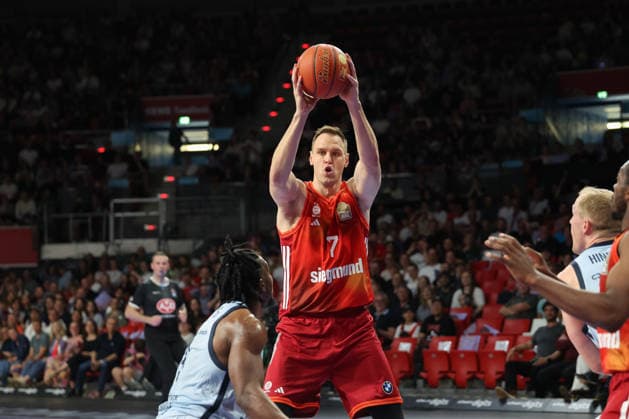 Johannes Voigtmann FC Bayern Basketball, 07 with ball with Christopher Clemons EWE Baskets Oldenburg, 03 , GER, FC Bayern Basketball vs EWE Baskets Oldenburg, Basketball, easycredit Basketball Bundesliga, 34 Matchday, Season 2025 2026, 10 05 2026, GER, FC Bayern Basketball vs EWE Baskets Oldenburg, Basketball, easycredit Basketball Bundesliga, 34 Matchday, Season 2025 2026, 10 05 2026 Muenchen Copyright: xEibner-Pressefoto JennixMaulx EP_JML