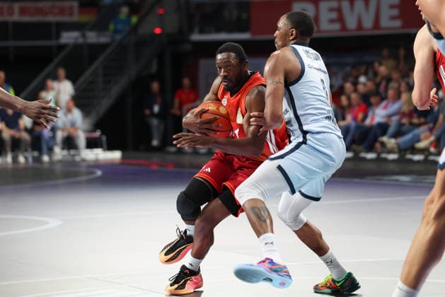 Kamar Baldwin FC Bayern Basketball, 44 with ball with Kyle Lofton EWE Baskets Oldenburg, 00 , GER, FC Bayern Basketball vs EWE Baskets Oldenburg, Basketball, easycredit Basketball Bundesliga, 34 Matchday, Season 2025 2026, 10 05 2026, GER, FC Bayern Basketball vs EWE Baskets Oldenburg, Basketball, easycredit Basketball Bundesliga, 34 Matchday, Season 2025 2026, 10 05 2026 Muenchen Copyright: xEibner-Pressefoto JennixMaulx EP_JML