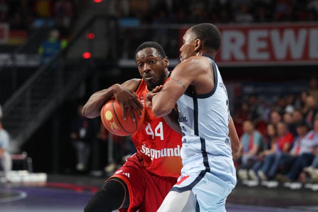 Kamar Baldwin FC Bayern Basketball, 44 with ball with Kyle Lofton EWE Baskets Oldenburg, 00 , GER, FC Bayern Basketball vs EWE Baskets Oldenburg, Basketball, easycredit Basketball Bundesliga, 34 Matchday, Season 2025 2026, 10 05 2026, GER, FC Bayern Basketball vs EWE Baskets Oldenburg, Basketball, easycredit Basketball Bundesliga, 34 Matchday, Season 2025 2026, 10 05 2026 Muenchen Copyright: xEibner-Pressefoto JennixMaulx EP_JML