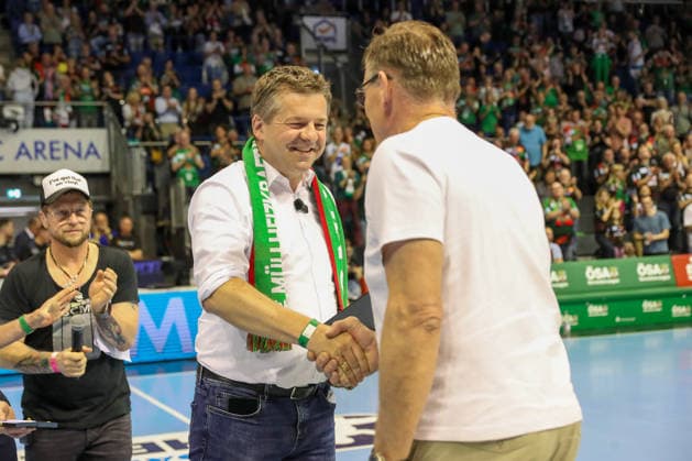 10 05 2026, xgox, Handball Daikin HBL SC Magdeburg Handball Sport Verein Hamburg emspor, v l National coach Alfred Gislason is honored by Sven Schulze Minister President, CDU Magdeburg