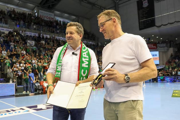 10 05 2026, xgox, Handball Daikin HBL SC Magdeburg Handball Sport Verein Hamburg emspor, v l National coach Alfred Gislason is honored by Sven Schulze Minister President, CDU Magdeburg
