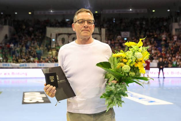 10 05 2026, xgox, Handball Daikin HBL SC Magdeburg Handball Sport Verein Hamburg emspor, v l National coach Alfred Gislason is honored by Sven Schulze Minister President, CDU Magdeburg