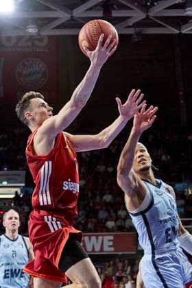German Basketball Bundesliga BBL , FC Bayern Munich Basketball vs EWE BASKETS Oldenburg, Munich FC Bayern Basketball, Oldenburg EWE BASKETS, 2026 05 10 in Munich BMW Park DIMITRIJEVIC Neno FC Bayern Munich Basketball Guard Nr 0 BAY0 , TISCHLER Nicholas EWE BASKETS Oldenburg Small Forward SF Nr11 OLD11 sportworld Munich BMW Park Bayern Germany