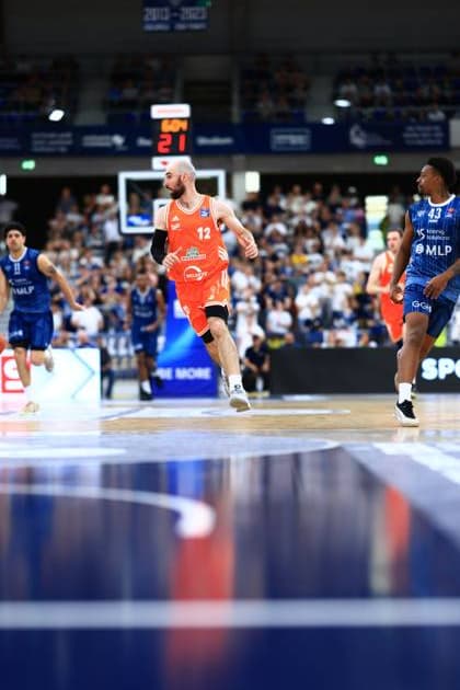Eric Reed Jr 43 MLP Academics Heidelberg controls the ball while Tommy Kuhse 12 Rasta Vechta and Erol Ersek 11 MLP Academics Heidelberg play defense Game scene with Eric Reed Jr 43 MLP Academics Heidelberg and Tommy Kuhse 12 Rasta Vechta Copyright: xMichaelxGelhardtx
