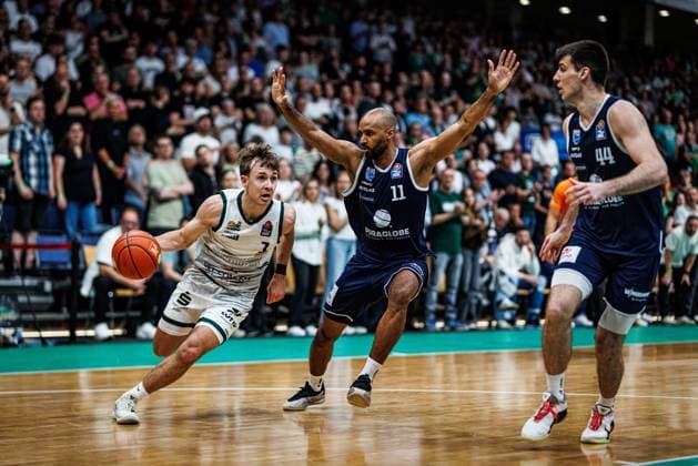 Steven Ashworth Gladiators Trier in a duel with Akeem Vargas MBC Syntainics and Jure Planinic MBC Syntainics , Vet Concept Gladiators Trier vs MBC Syntainics, Basketball, easyCredit BBL, Matchday 34, Season 2025 2026, 10 05 2026 Vet Concept Gladiators Trier vs MBC Syntainics, Basketball, easyCredit BBL, Matchday 34, Season 2025 2026, 10 05 2026 Copyright: xEibner-Pressefoto AlexanderxNeisx EP_ANS