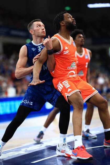 Lloyd Pandi 41 Rasta Vechta and Ryan Mikesell 33 MLP Academics Heidelberg fight for the ball in an intense battle for the rebound in Heidelberg Copyright: xMichaelxGelhardtx