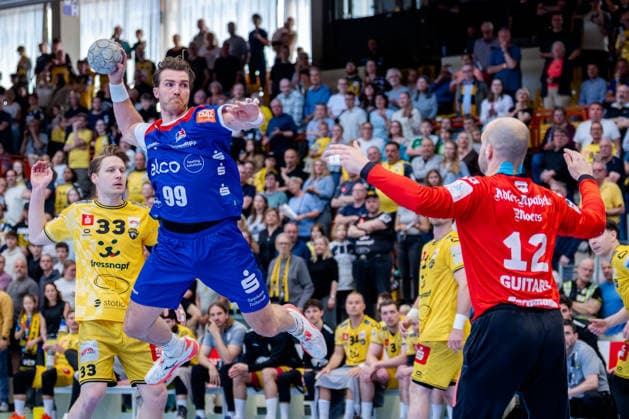 Krefeld, 10 05 2026, Handball, Men, 2 Bundesliga, 31 Matchday, 2025 2026 HSG Krefeld Niederrhein HBW Balingen Weilstetten Stefan Bauer HBW Balingen Weilstetten, 99 on goal throw against Pau Guitart HSG Krefeld Niederrhein, 12