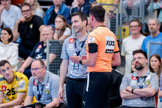 Krefeld, 10 05 2026, Handball, Men, 2 Bundesliga, Matchday 31, 2025 2026 HSG Krefeld Niederrhein HBW Balingen Weilstetten Mark Schmetz HSG Krefeld Niederrhein, Coach in conversation with the referee