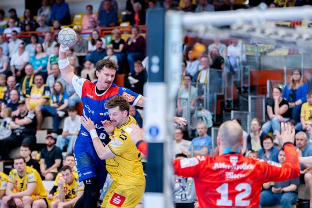 Krefeld, 10 05 2026, Handball, Men, 2 Bundesliga, 31 Matchday, 2025 2026 HSG Krefeld Niederrhein HBW Balingen Weilstetten Mex Raguse HBW Balingen Weilstetten, 6 in duel with Lucas Schneider HSG Krefeld Niederrhein, 11