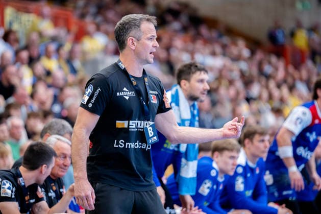Krefeld, 10 05 2026, Handball, Men, 2 Bundesliga, Matchday 31, 2025 2026 HSG Krefeld Niederrhein HBW Balingen Weilstetten Matthias Flohr HBW Balingen Weilstetten, Coach coaching during the match