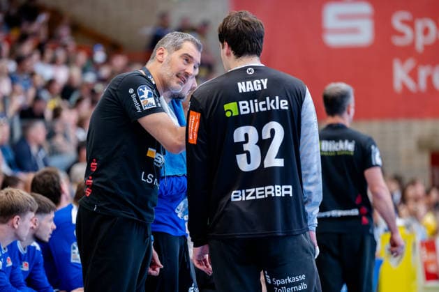 Krefeld, 10 05 2026, Handball, Men, 2 Bundesliga, 31 Matchday, 2025 2026 HSG Krefeld Niederrhein HBW Balingen Weilstetten Nikola Marinovic HBW Balingen Weilstetten in conversation Benedek Nagy HBW Balingen Weilstetten, 32