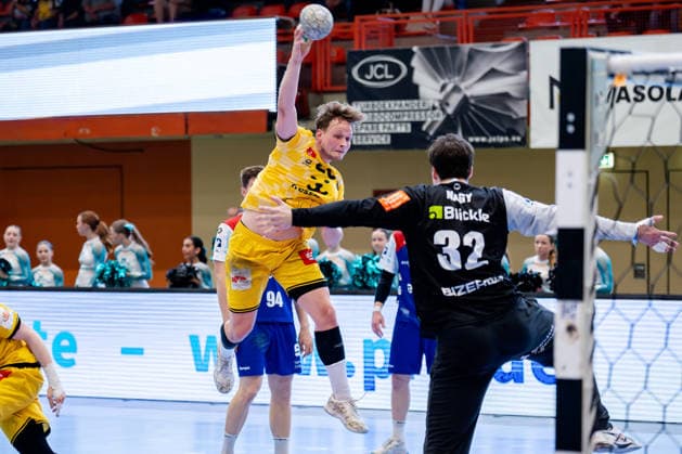 Krefeld, 10 05 2026, Handball, Men, 2 Bundesliga, Matchday 31, 2025 2026 HSG Krefeld Niederrhein HBW Balingen Weilstetten Lukas Siegler HSG Krefeld Niederrhein, 20 during a throw on goal against Benedek Nagy HBW Balingen Weilstetten, 32