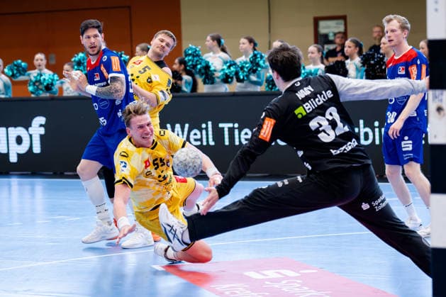 Krefeld, 10 05 2026, Handball, Men, 2 Bundesliga, Matchday 31, 2025 2026 HSG Krefeld Niederrhein HBW Balingen Weilstetten Niklas Ingenpaß HSG Krefeld Niederrhein, 55 on goal throw against Benedek Nagy HBW Balingen Weilstetten, 32
