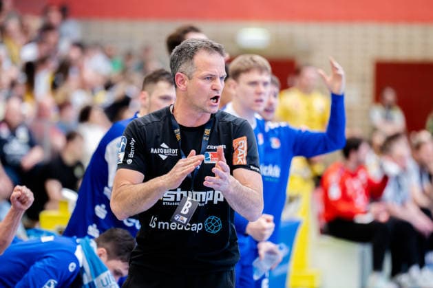 Krefeld, 10 05 2026, Handball, Men, 2 Bundesliga, 31 Matchday, 2025 2026 HSG Krefeld Niederrhein HBW Balingen Weilstetten Matthias Flohr HBW Balingen Weilstetten, Coach emotional on the sidelines
