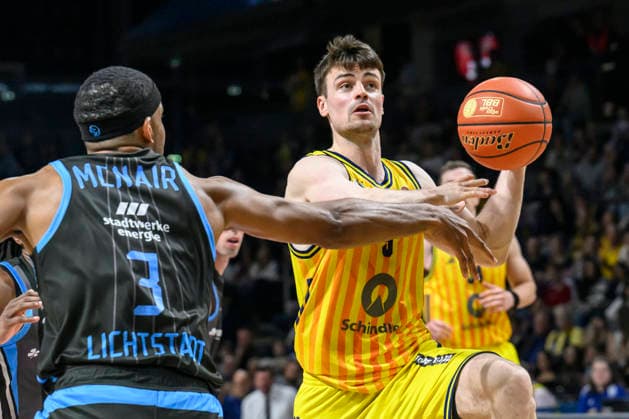 v l Will McNair 03, Science City Jena , Jonas Mattisseck Alba 09 , duel, action, fight, fighting for the ball, Action, duels, fighting for the ball, GER, Berlin, Basketball, Alba Berlin vs Science City Jena, in the Max Schmeling Halle , BBL, 10 5 2026 Copyright: HMBxMedia UwexKoch