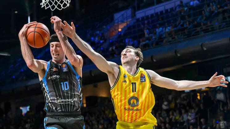 v l Joe Wieskamp 10, Science City Jena , Moses Wood Alba 11 , duel, action, fight, fighting for the ball, Action, duels, fighting for the ball, GER, Berlin, Basketball, Alba Berlin vs Science City Jena, in the Max Schmeling Halle , BBL, 10 5 2026 Copyright: HMBxMedia UwexKoch