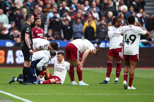 Premier League: West Ham United v Arsenal LONDON, UK - 10th May 2026: Ben White of Arsenal gets treatment and has to go off injured during the Premier League match between West Ham United FC and Arsenal FC at London Stadium London London Stadium England United Kingdom Copyright: xCraigxMercerx xPeakxActionxPhotosx