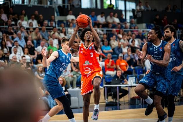 3 Rasta Vechta tries a lay-up while Osun Osunniyi 12 MLP Academics Heidelberg , Marcel Keßen 15 MLP Academics Heidelberg and Dusan Neskovic 7 MLP Academics Heidelberg defend Season finale BBL 3 Rasta Vechta vs. Osun Osunniyi 12 MLP Academics Heidelberg and team Copyright: xMichaelxGelhardtx