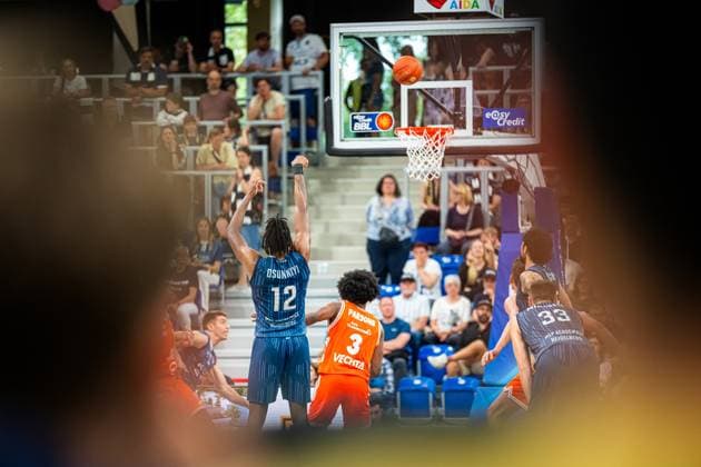 Osun Osunniyi 12 MLP Academics Heidelberg throws the ball towards the basket while 3 Rasta Vechta defends Shot by Osun Osunniyi 12 MLP Academics Heidelberg in Heidelberg Copyright: xMichaelxGelhardtx