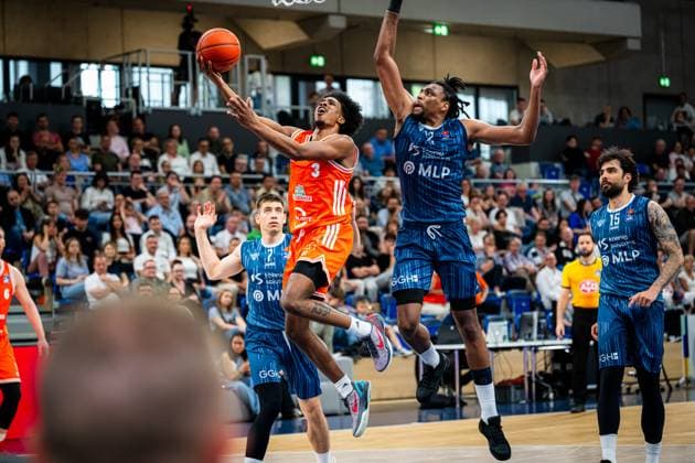 95 7 jumps to block, while 3 Rasta Vechta moves to the basket Marcel Keßen 15 MLP Academics Heidelberg and Osun Osunniyi 12 MLP Academics Heidelberg watch the action block by Dusan Neskovic 7 MLP Academics Heidelberg against 3 Rasta Vechta Copyright: xMichaelxGelhardtx