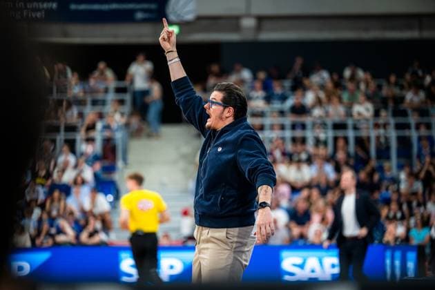 Carlo Finetti 999 MLP Academics Heidelberg gives clear instructions with a raised finger in the game in Heidelberg Head Coach Carlo Finetti 999 MLP Academics Heidelberg gives clear instructions Copyright: xMichaelxGelhardtx