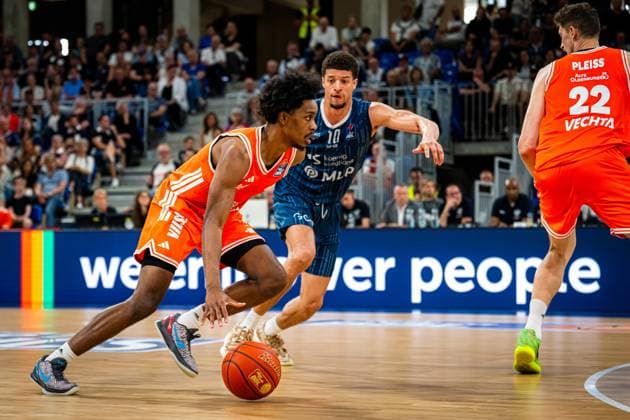 Samuell Williamson 10 MLP Academics Heidelberg with the ball while Rasta Vechta players defend Intense defense in Heidelberg Copyright: xMichaelxGelhardtx