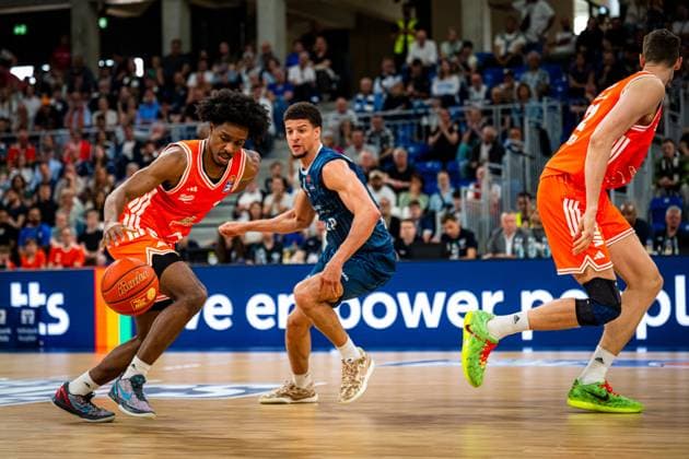 Samuell Williamson 10 MLP Academics Heidelberg defends energetically against a player from Rasta Vechta with the ball in the hall in Heidelberg Williamson defends in Heidelberg Copyright: xMichaelxGelhardtx