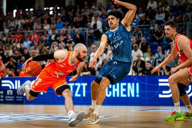 Erol Ersek 11 MLP Academics Heidelberg defends energetically against Tommy Kuhse 12 Rasta Vechta fighting for the ball in the season finale in Heidelberg Defensive battle between Erol Ersek 11 MLP Academics Heidelberg and Tommy Kuhse 12 Rasta Vechta Copyright: xMichaelxGelhardtx