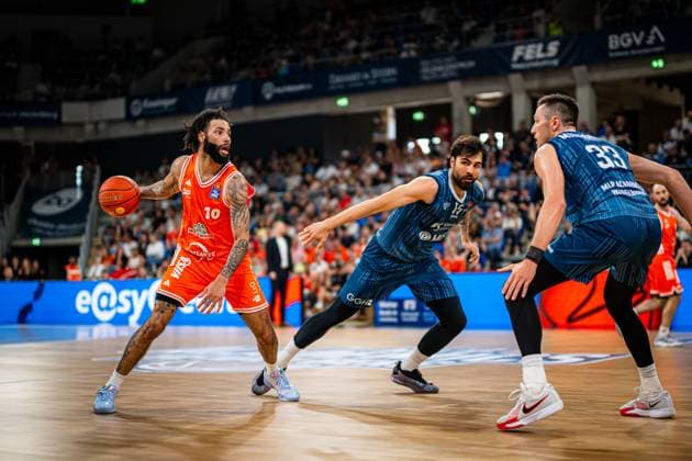 Marcel Keßen 15 MLP Academics Heidelberg defends against Tevin Brown 10 Rasta Vechta with the ball, while Ryan Mikesell 33 MLP Academics Heidelberg provides attentive support Tense game situation in Heidelberg Copyright: xMichaelxGelhardtx
