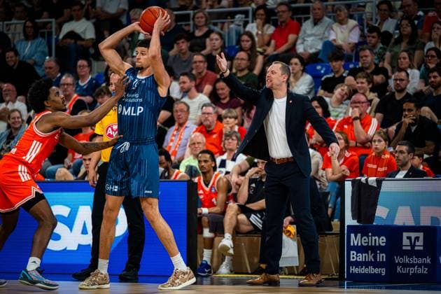 Samuell Williamson 10 MLP Academics Heidelberg with the ball, Christian Held 999 Rasta Vechta gives instructions, Miguel Zapata 996 Rasta Vechta watches the game Season finale BBL Samuell Williamson 10 MLP Academics Heidelberg in focus Copyright: xMichaelxGelhardtx