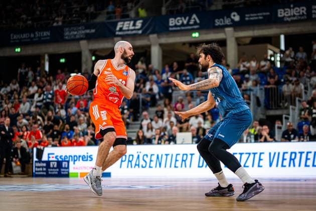 Tommy Kuhse 12 Rasta Vechta dribbles energetically while Marcel Keßen 15 MLP Academics Heidelberg stands in defense Dribbling by Tommy Kuhse 12 Rasta Vechta against Marcel Keßen 15 MLP Academics Heidelberg Copyright: xMichaelxGelhardtx