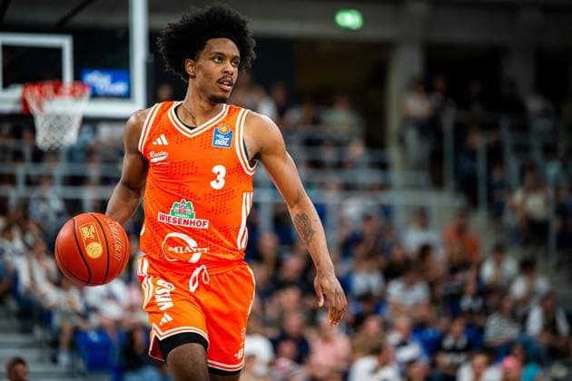 3 Rasta Vechta with the ball in offense Season finale BBL 3 Rasta Vechta in action Copyright: xMichaelxGelhardtx